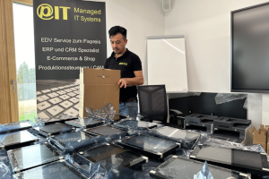 Eine Person die Tablets einpackt.